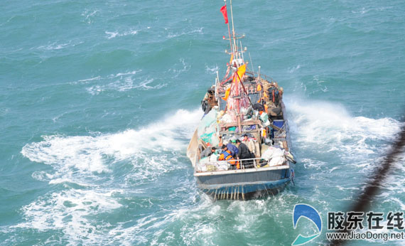 北海救生员下到辽庄渔85037”渔船查看被救人员受伤情况