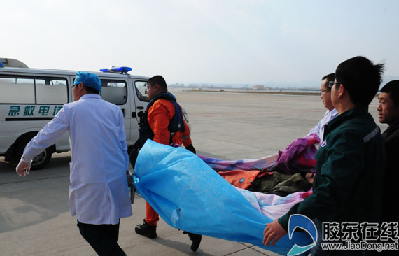 辽庄渔85037”渔船重伤船员被送往救护车