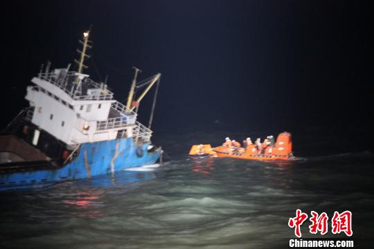遇险货船倾斜严重，“东海救117”轮正释放救助艇救人。