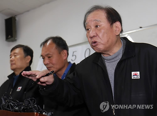 3日上午，思潮产业会长朱镇旴在该集团釜山分公司表示一定会全力进行搜救。（韩联社）