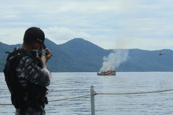 印尼海军炸沉越南非法越境捕捞渔船 扣押33船员
