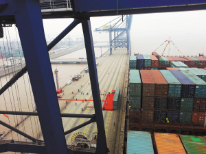 全球最大集装箱船“中海环球”轮首航宁波港