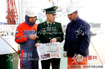 仪征边检指导员向外籍船员宣讲“南京大屠杀”真相