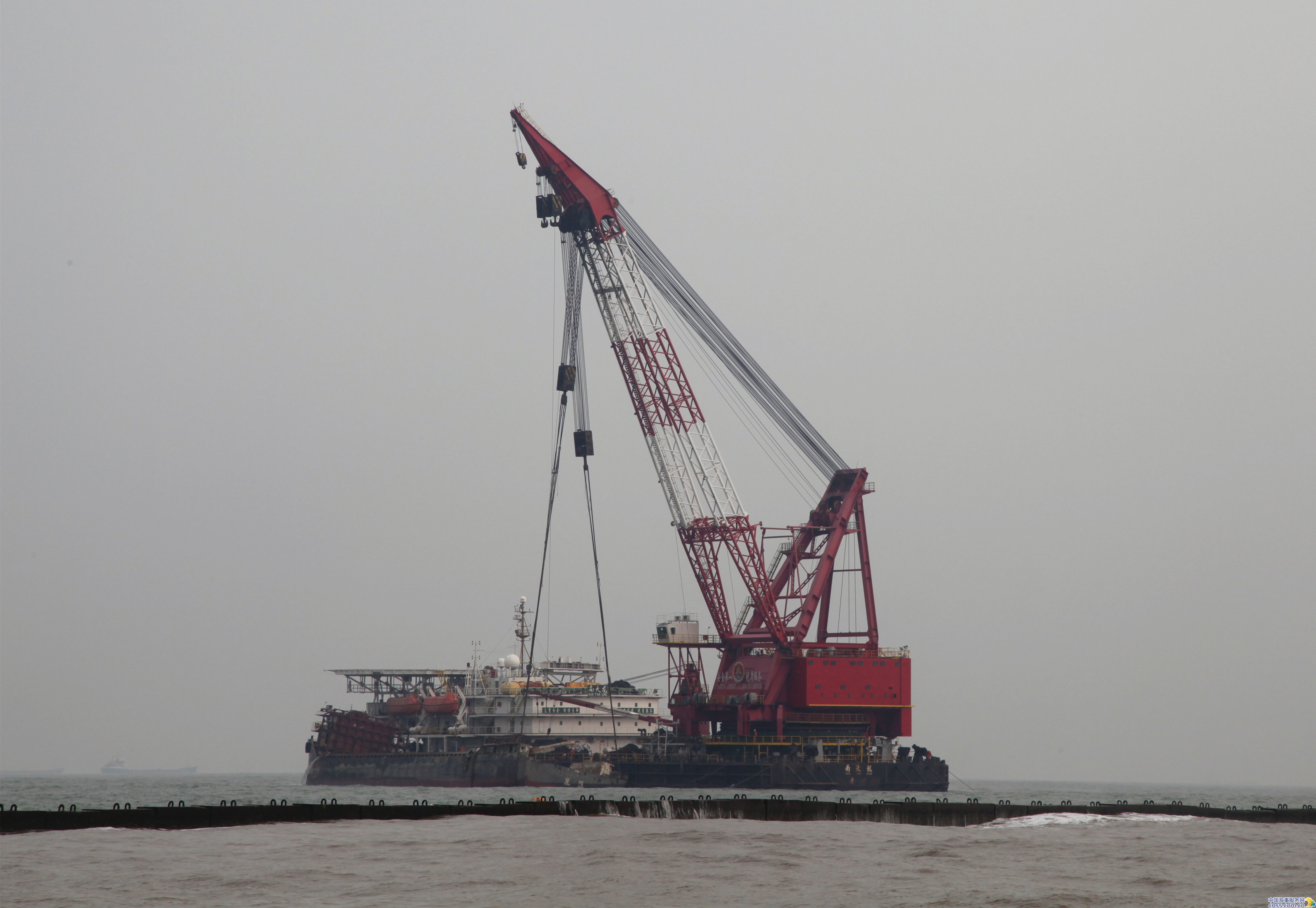 汕头港外沉船“辉泓3”被打捞出水面