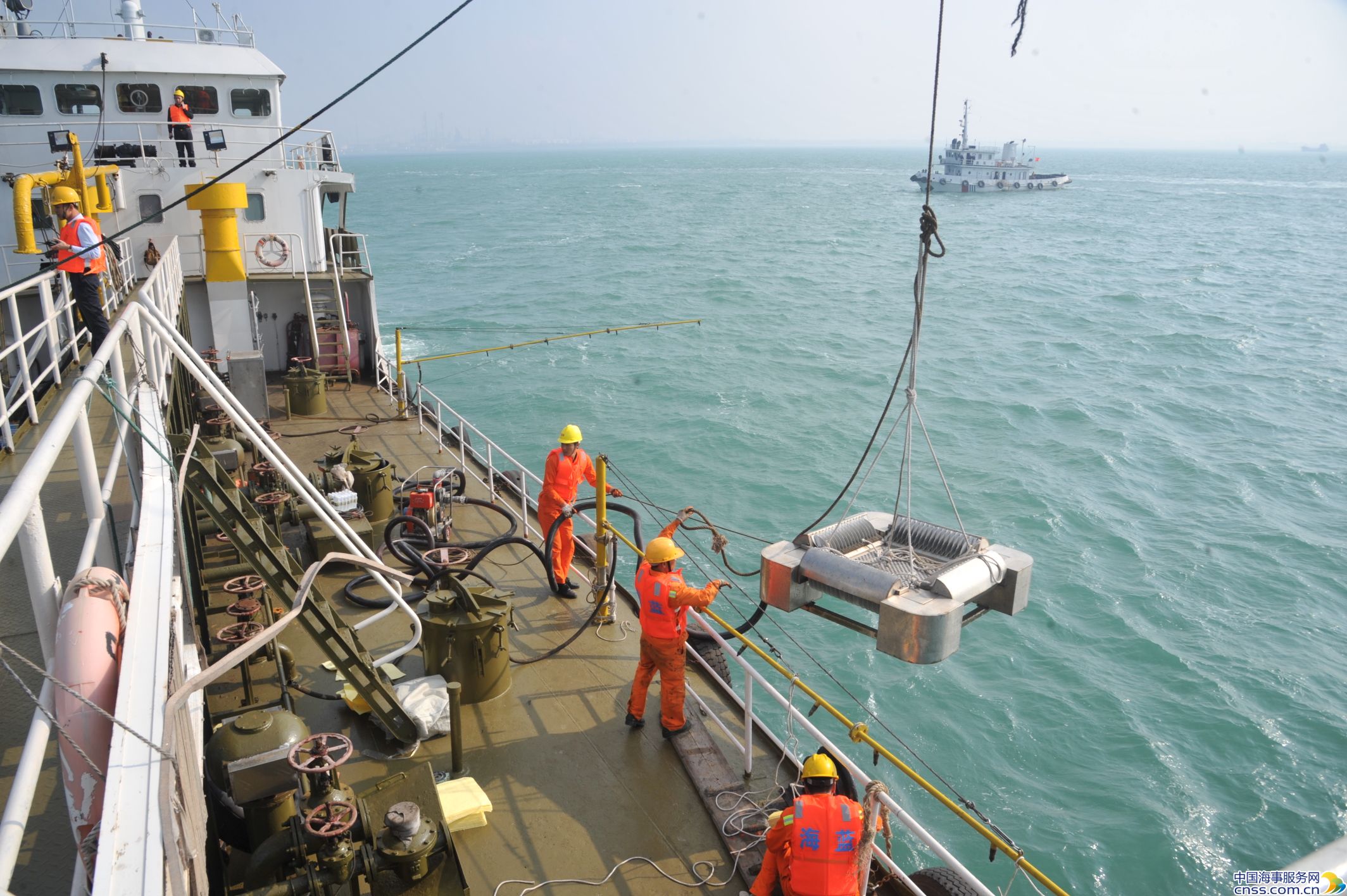 洋浦海事局开展2014年海上溢油应急演习