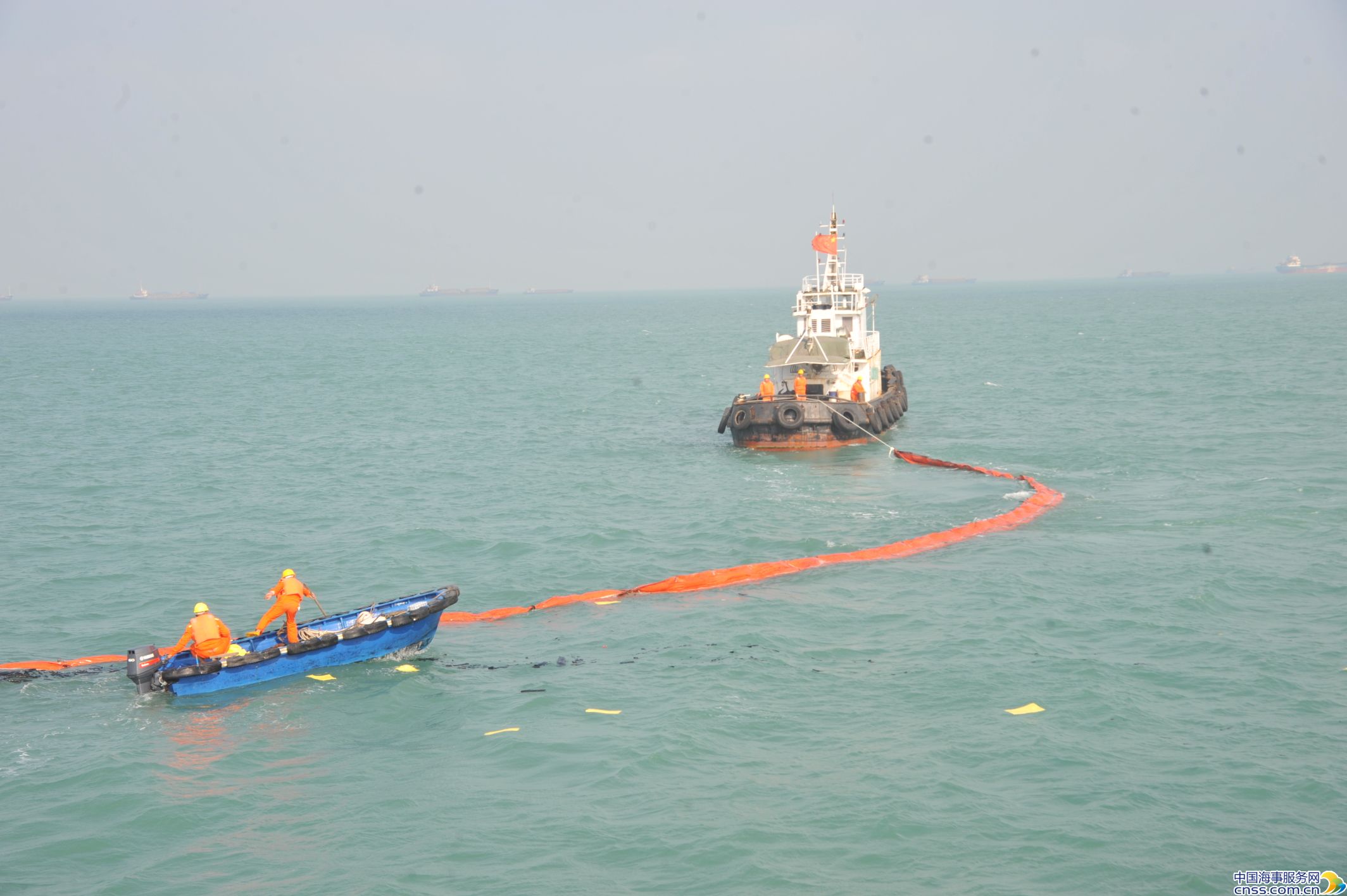 洋浦海事局开展2014年海上溢油应急演习