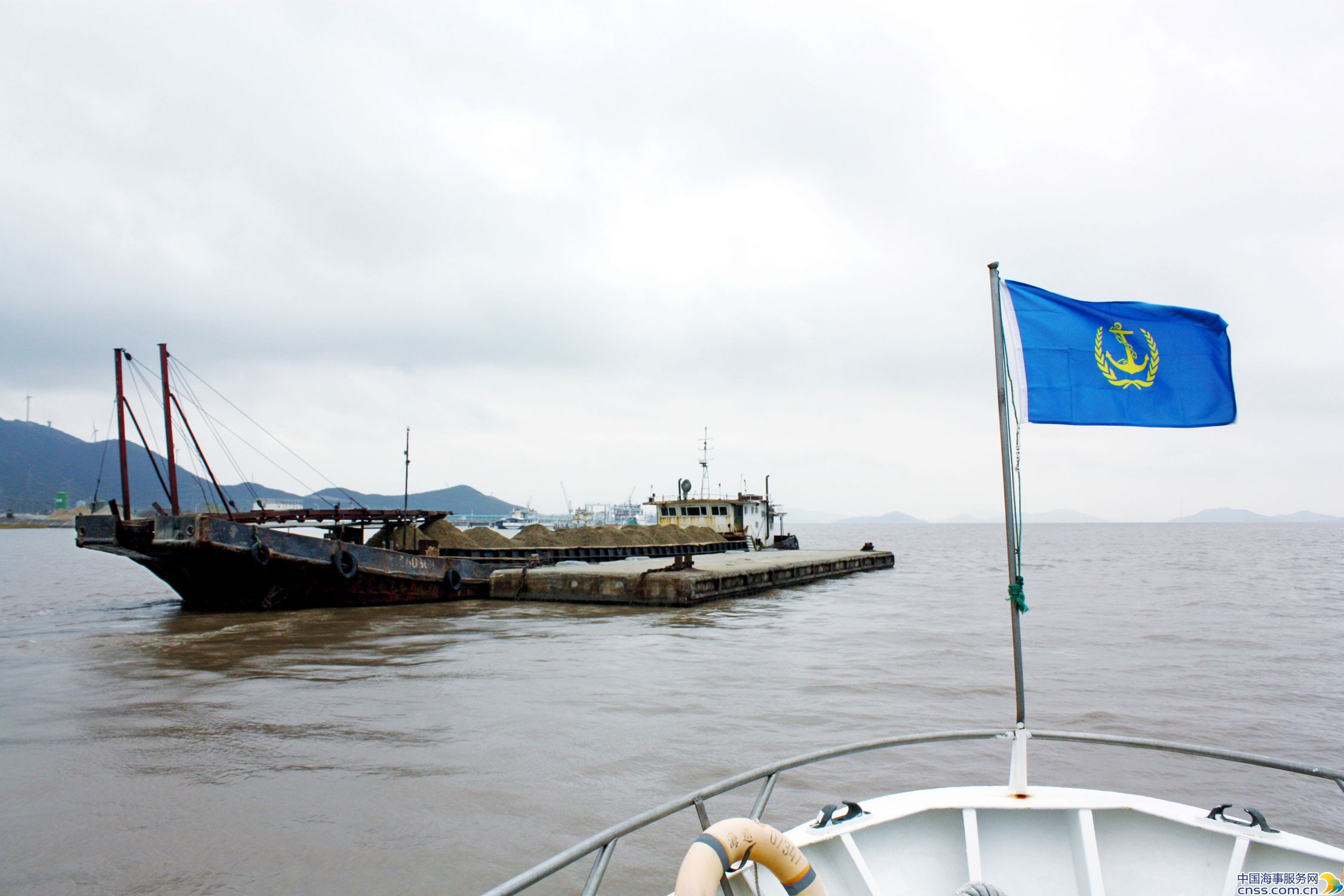 舟山海事局对一违法船舶采取强制上排措施