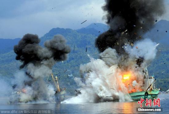 印尼再炸沉两艘外国渔船 称其非法入境捕鱼
