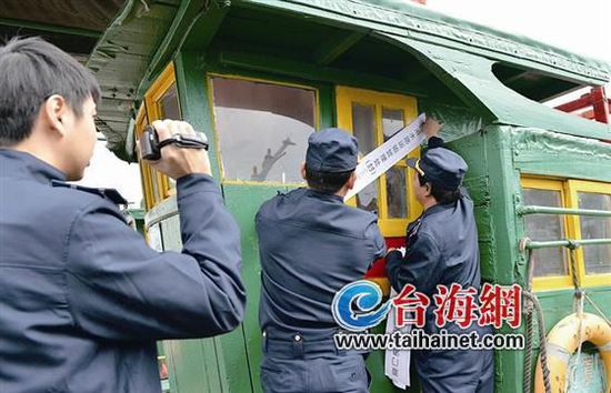 厦鼓海域渡口联合执法 涉嫌违规小木船被扣