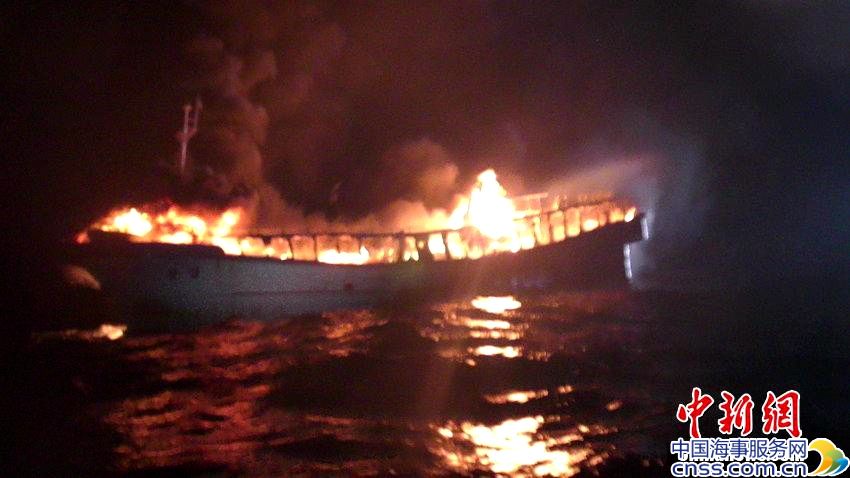韩国渔船发生火灾现场浓烟滚滚【高清】