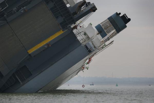英国大型货轮撞上堤坝侧翻 25名船员全部获救