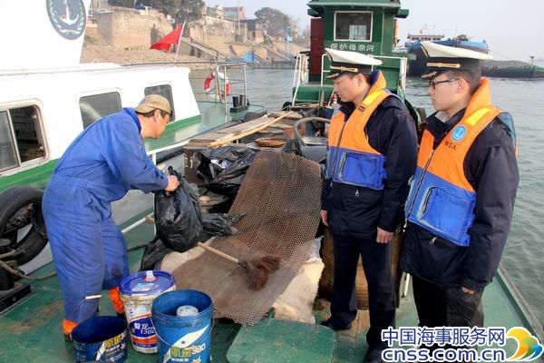 荆州海事加强船舶污染物接收船管理保江水清洁