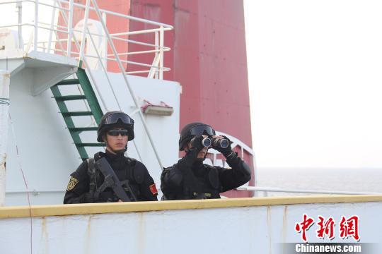 护航特战队随船护卫中国商船 教船员做燃烧瓶