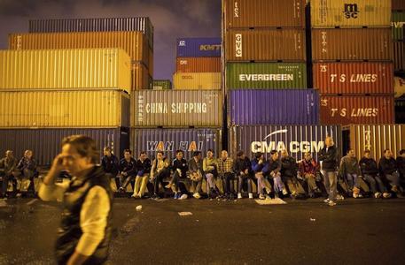 失业恐慌引发鹿特丹码头工人抗议