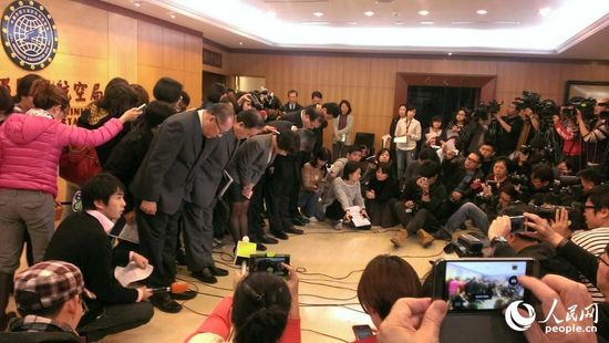台湾复兴航空高层就坠机事件向公众鞠躬道歉