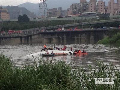 复兴客机坠河：台北消防局将出动吊车把机身拉上岸