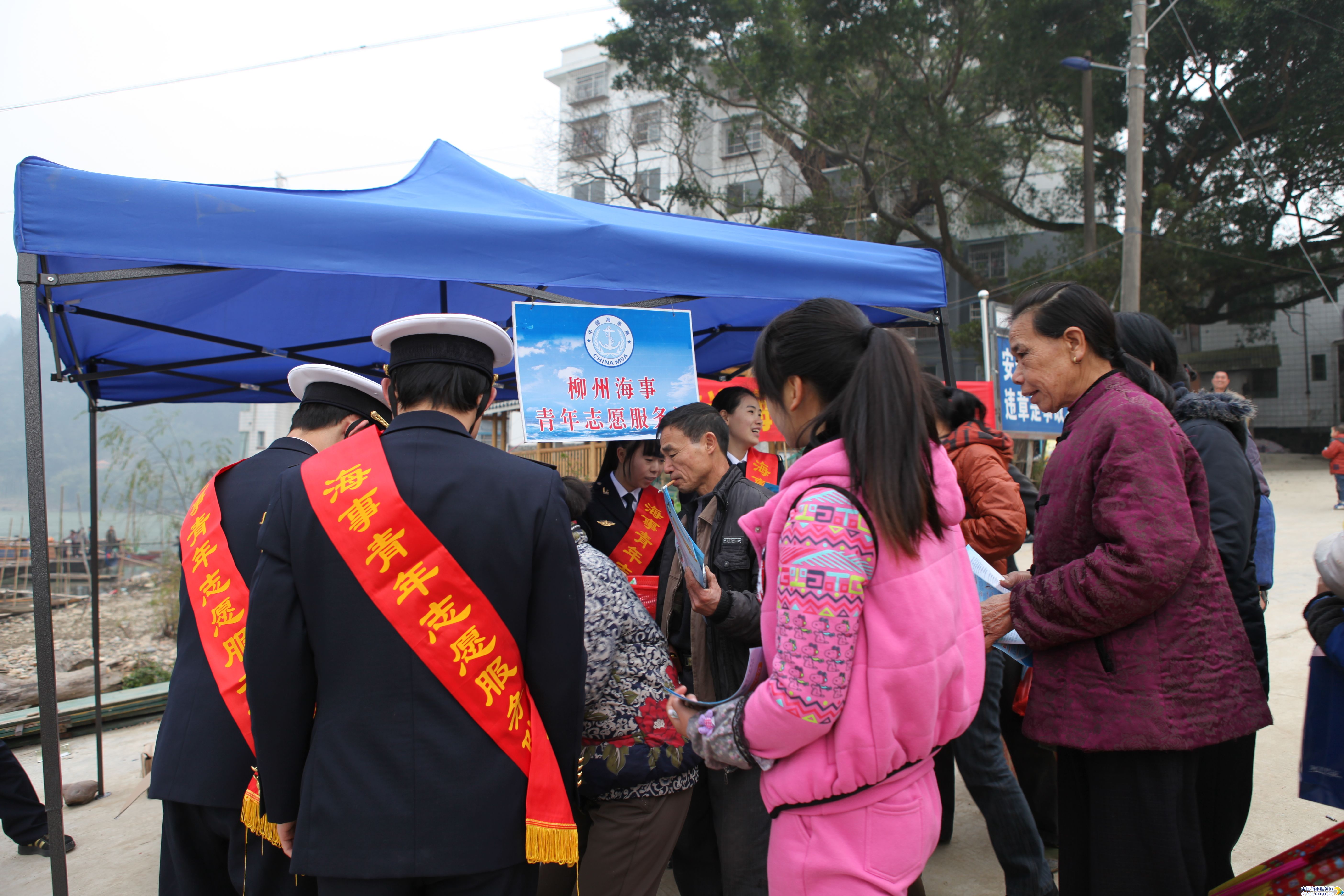 柳州海事局连续三年开展春运“情暖回乡渡”志愿活动