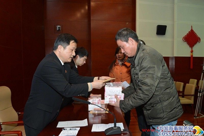 上海海事法院开展集中发放船员工资活动