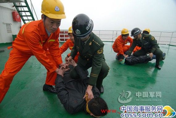 我国温州边检武警向外轮船员传授反海盗技能