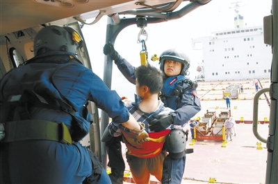 船员作业不慎受伤 “南海神鹰”紧急救援