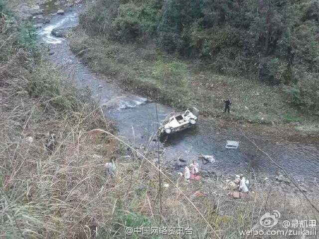 贵州雷州一面包车坠河造成6死2伤