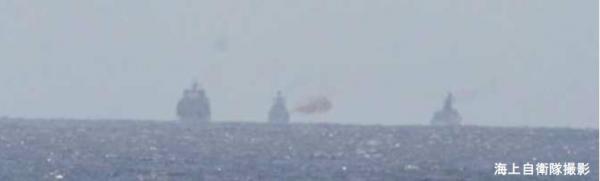 日本海上自卫队拍摄的中国海军“泰州”舰实弹射击照片
