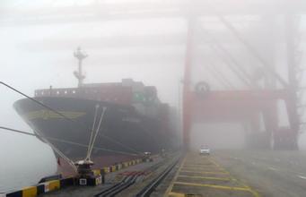 大雾连日影响上海港 百余艘国际船舶出入境受阻