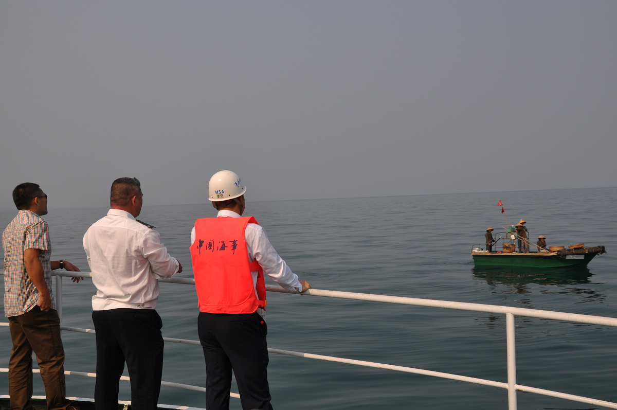 洋浦海事局开展碍航渔网清理工作