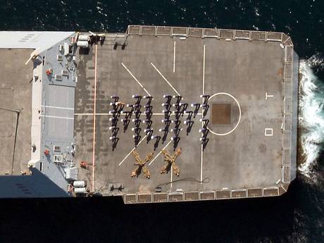 英国海军庆母亲节 水兵在甲板上拼出“妈妈”字样