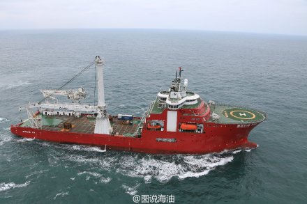 中国首用水下机器人在南海3000米海底插国旗