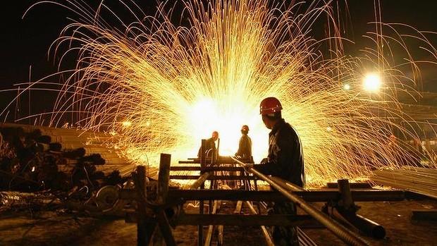 中国大量出口钢材引发抗议 欧盟开征反倾销税