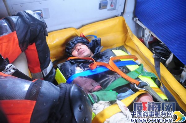 救助飞行队飞越210海里 直升机急救受伤船员