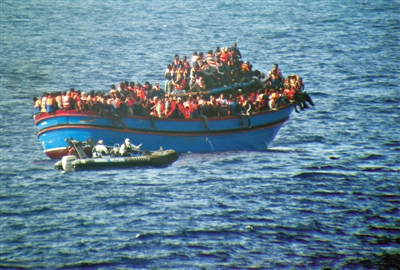 今年4月18日午夜，一艘载有700多人的偷渡船在利比亚近海沉没，目前仅救起28人。据统计，最近10天之内已有1000人在偷渡时丧生。图为去年6月，意大利海军在地中海拦截一艘偷渡船。图/东方IC