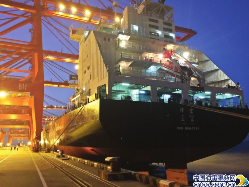 长江最大集装箱船在太仓港投运