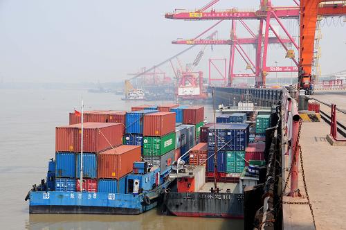 武汉新港迈入世界内河集装箱港口第一方阵