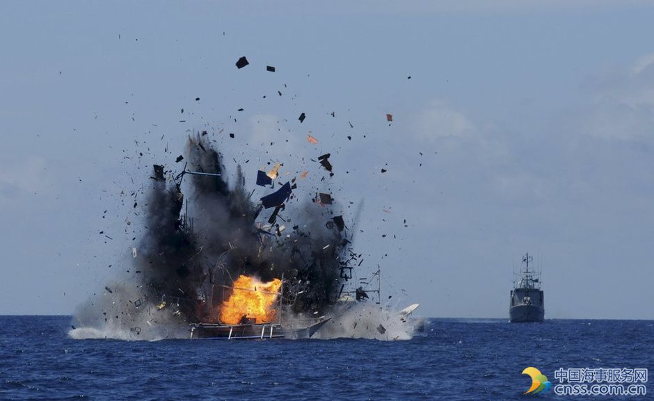 镇压非法捕鱼！印尼海军炸毁中越等国渔船【高清】
