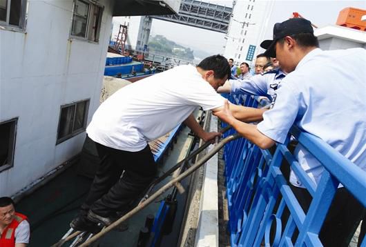 船员手指被勒断困闸室 民警搭梯将其救出