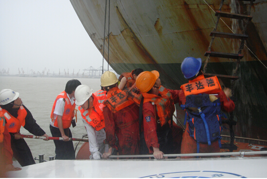 油船碰撞起火 广州海事成功救起16人