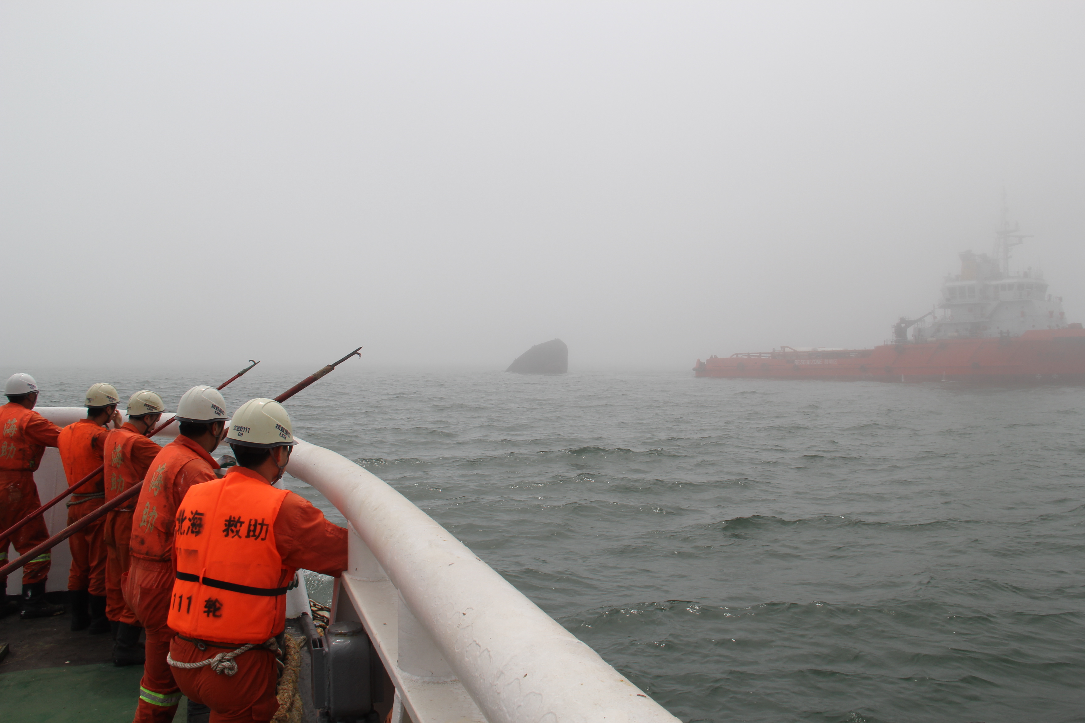 北海救助局搜救翻沉运沙船“江顺1318”号失踪人员