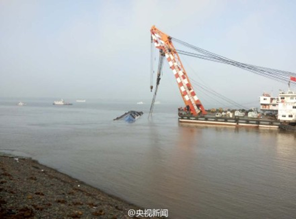 “东方之星”完全扶正 已致97人遇难 