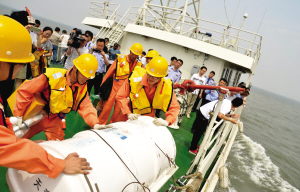 汉沽海域上演逃生演习 海上逃生保存体力很重要