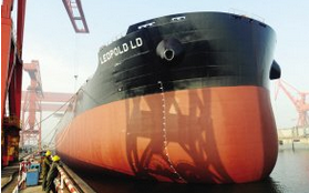 新港船舶重工节能环保型散货船出坞