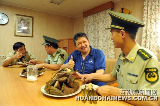 曹妃甸边检站官兵为外籍船员送粽子