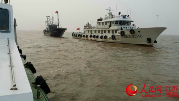 连云港灌云一渔船触坝搁浅 12名船员全部获救