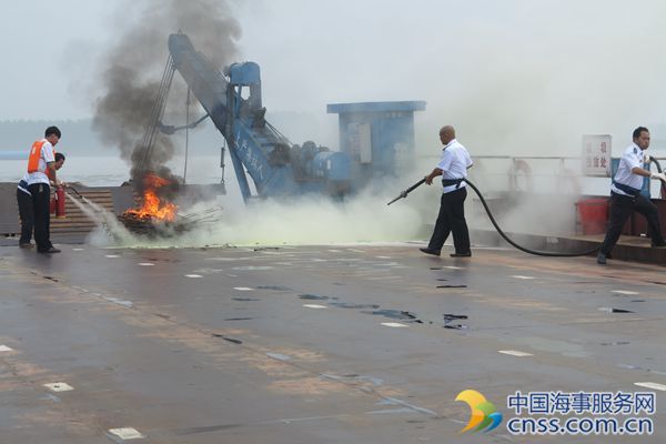 荆州海事局全方位演练应对汛期高温船舶航行安全