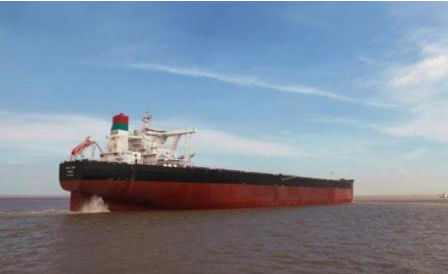 中国矿运首艘40万吨船抵青岛 大型港口有望获利