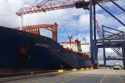 APL and SeaLand service in maiden call at GCT New York