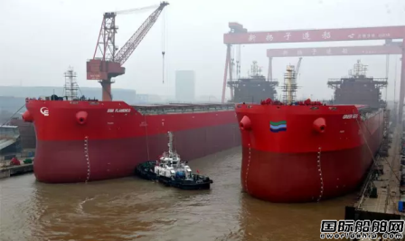 新扬子造船两艘82000吨散货船出坞