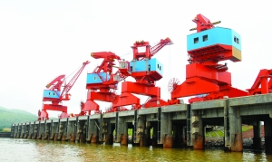 赤水码头迎来梧州港单船载重量最大货船