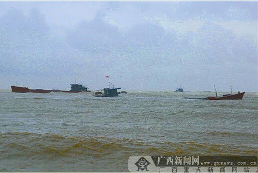 防城港成功救援48名越南籍遇险船员纪实:生死营救